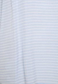 Tessuto azzurro chiaro con strisce bianche orizzontali, caratterizzato da una texture liscia e un design leggero. Presenti drappeggi verticali sottili.