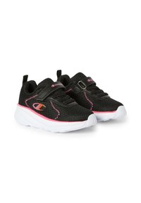 Scarpe da ginnastica nere con tomaia in rete, cuciture e dettagli rosa, dotate di una fascia con chiusura a strappo e suola in gomma bianca per maggiore stabilità.