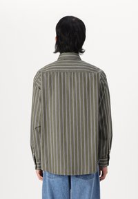 Carhartt WIP SIGNATURE SHIRT - Skjorta - office green/aura stone washed