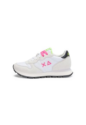 Weiß-beiger Sneaker mit schwarzer Sohle, neongrünem Fersenlasche, pinken Schnürsenkeln und pinken gekreuzten und dreieckigen Formen auf dem Seitenpanel.