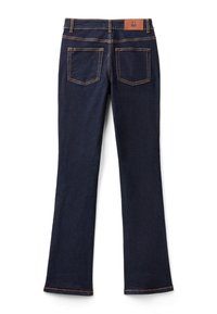 Jeans de mezclilla azul oscuro con un diseño de pierna acampanada. Presenta dos bolsillos traseros y costuras en color naranja contrastante. Parche de cuero marrón en la cintura.