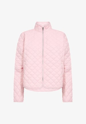 Różowa pikowana kurtka z wysokim kołnierzem i pełnym zamkiem z przodu. Charakteryzuje się wzorem w romby, długimi rękawami oraz miękką fakturą materiału.