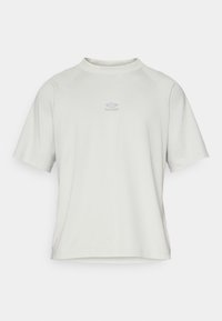 Umbro WASHED HIGH NECK BOXY TEE - Camiseta básica - harbor mist