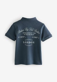Polo shirt in cotone blu navy con testo bianco: "Baker By Ted Baker", coordinate, e "LONDON", dotato di colletto classico e maniche corte.