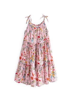 Robe sans manches rose avec des bretelles à nouer, présentant un motif floral coloré et une jupe à niveaux froncée sur un fond blanc.