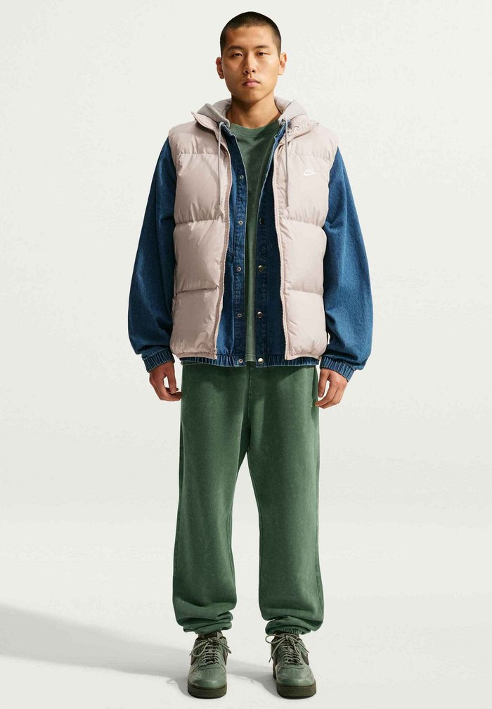 Nike M NK TF CLUB PUFFER VEST 650 - Waistcoat - moon particle white