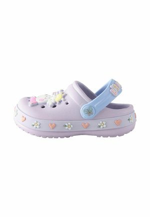 Børne pastel lilla træsko med lyseblå rem, dekoreret med pink hjerter, hvide blomster og en sol- og skyfigur på toppen.
