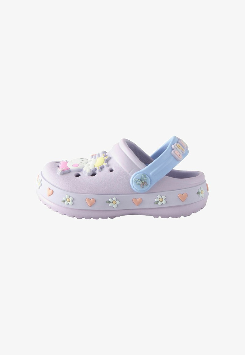 Sabot enfant pastel violet avec bride bleu clair, décoré de cœurs roses, de fleurs blanches et d’un personnage soleil et nuage sur le dessus.