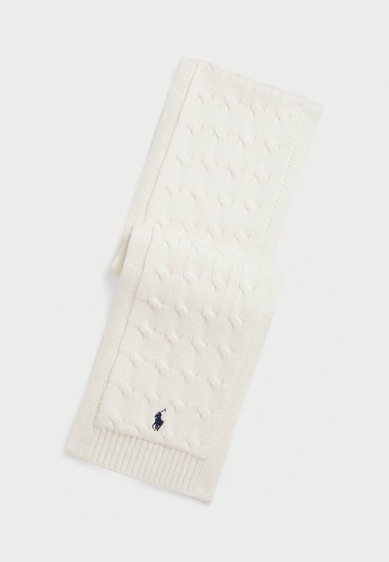 Πλεκτό λευκό κασκόλ με υφή σε διαμαντένιο σχέδιο, ριγωτές άκρες και μικρό κεντημένο λογότυπο σε σκούρο μπλε. Μαλακό, ζεστό ύφασμα. Μακριά μήκος.