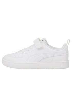 Zapatilla deportiva blanca con parte superior de cuero texturizado, cierre de cordones y tira de Velcro. Presenta una suela de goma y un collar acolchado para mayor comodidad.