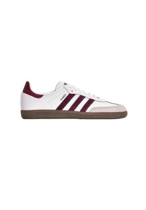 Zapatilla blanca Adidas Samba con rayas burdeos, talón burdeos, puntera beige y suela marrón texturizada sobre fondo blanco.
