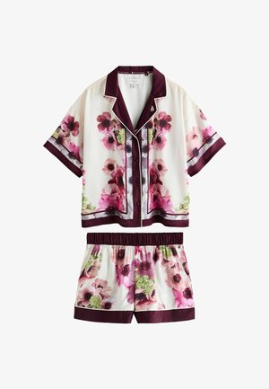 Kurzärmeliges Hemd mit Knöpfen und Shorts mit elastischem Bund, Schlafanzug-Set mit rosa- und bordeauxfarbenem Blumenmuster auf weißem Hintergrund.