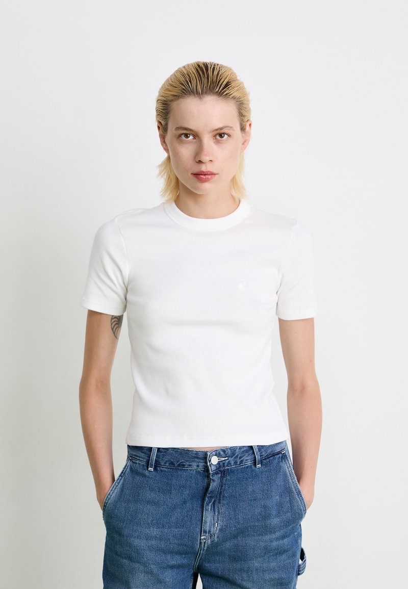 Hvid fitted t-shirt med korte ærmer, ribbet tekstur og rund halsudskæring. Kombineret med blå denim jeans med lige pasform.