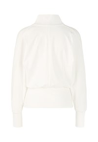 Weißer Pullover-Jacke mit hohem Kragen, langen Ärmeln und gerafftem Saum. Hergestellt aus einem weichen, glatten Stoff mit einem klaren, minimalistischen Design.