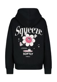 Schwarzer Hoodie mit einer großen Grafik auf dem Rücken, die ein pinkes Blumencharakter zeigt, weißen Text "Squeeze" und "Happiness is in everything".