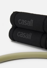 Czarne piankowe uchwyty z logo "casall", ułożone nad elastyczną opaską oporową w oliwkowym kolorze. Matowa tekstura, cylindryczny kształt.
