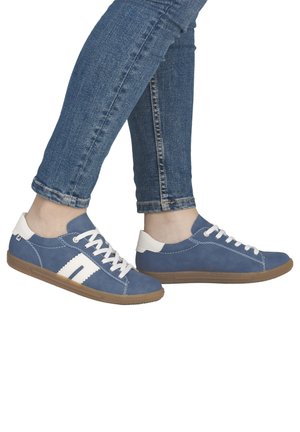 Blaue Wildledersneaker mit weißen Akzenten, runder Zehenpartie, Schnürdesign und Gummisohle. Verfügt über kontrastierende Seitenstreifen und detailreiche Nähte.