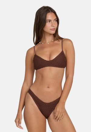 Bruin gehaakt bikiniset bestaande uit een driehoekig bralette met dunne bandjes en lage bikinibroekjes, met een gestructureerd patroon.