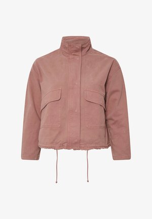 Krótka, różowa kurtka bawełniana z wysokim kołnierzem, dwiema przednimi kieszeniami i trokami u dołu. Posiada postrzępiony dolny brzeg.