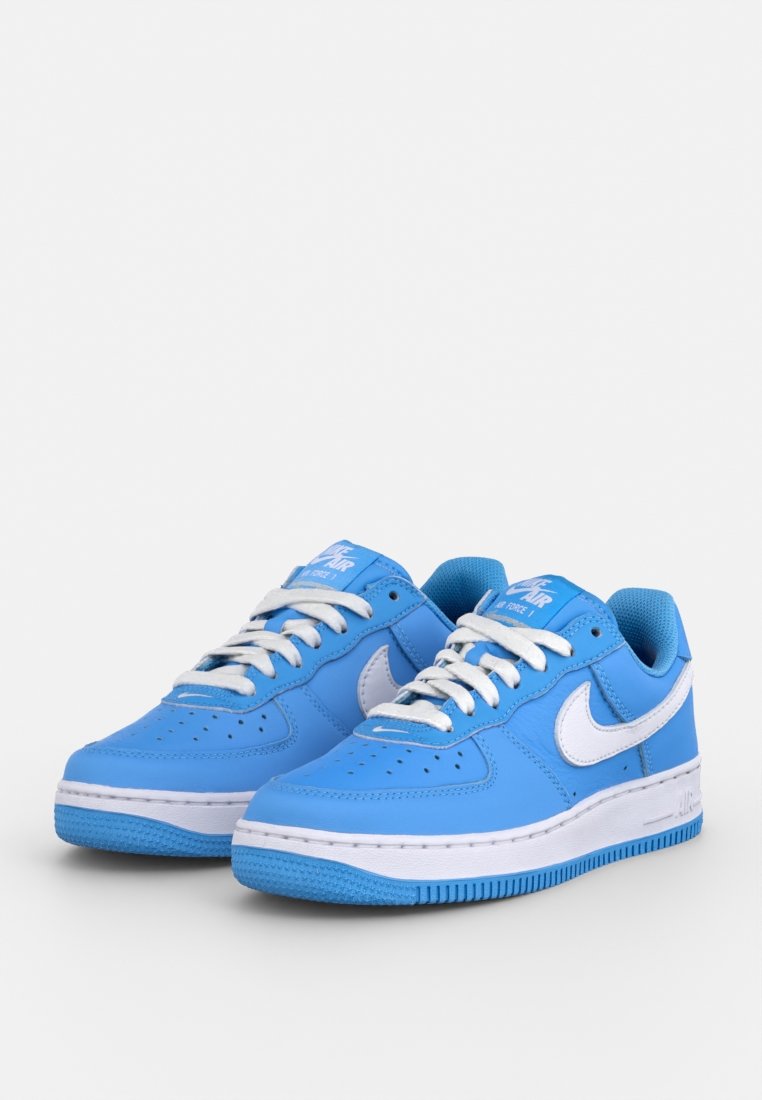 Sneakers in pelle blu con dettagli bianchi, punta forata e colletto imbottito. Presentano lacci piatti bianchi e suola in gomma.