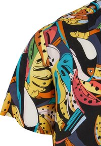 Chemise à manches courtes avec un imprimé abstrait coloré représentant des bananes et des feuilles aux couleurs vives sur un fond sombre. Fabriquée en tissu léger.