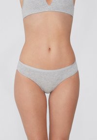 Šedé spodní prádlo vyrobené z měkké, pružné látky. Má hladký pás a klasický bikinový střih s jemnou texturou.