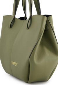 Sac fourre-tout en cuir vert olive avec des accents noirs, une forme structurée et des détails cousus. Il dispose de doubles poignées et d'un petit logo sur le côté.