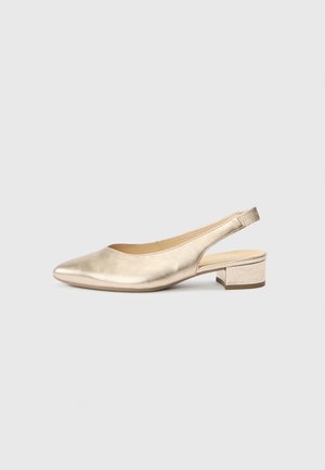 Metallic gouden slingback schoen met een puntige neus en lage blokhak. Glad oppervlak en minimalistisch ontwerp, met een uitgesneden zijkant.