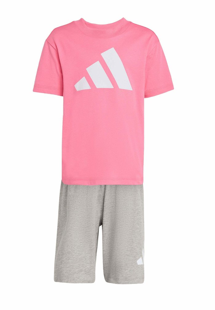 adidas CONJUNTO DE CAMISETA DE MANGA CORTA Y PANTALONES CORTOS ESSENTIALS UNISEX - Pantalón corto de deporte - pink fusion white