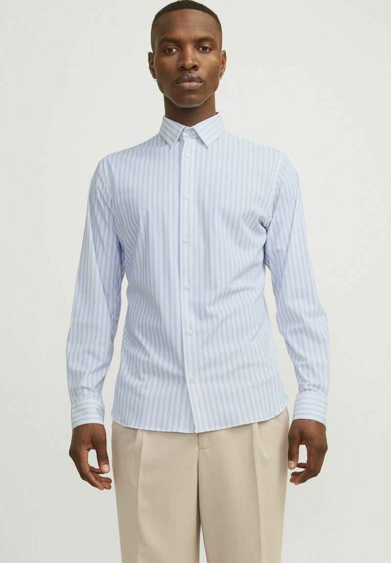 Helles blau-weiß gestreiftes Langarmhemd mit Button-Down-Kragen und regulär geschnitten, mit subtiler Textur und Knöpfen an der Vorderseite.