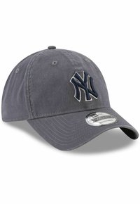 Grå bomulls baseballcap med buet brem, med et brodert marineblå New York Yankees-logo foran og justerbar stropp bak.