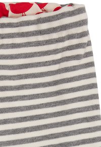 Gestreifter Stoff mit abwechselnden grauen und weißen Linien, einem gerafften oberen Teil mit einem roten Vogel-Muster auf einem cremigen Hintergrund. Weiche Textur.