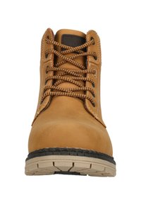 Työsaappaat, jotka on valmistettu ruskeasta nahasta, pyöreällä varvalla, mustalla kumipohjalla ja vaaleanruskeilla nauhoilla. Varusteena vahvistetut nauhakuja ja röpelöinen pinta.