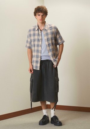 Bershka, FADED - CARGO JORTS - Shorts - dark grey