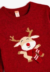 Czerwony sweter z wełny z motywem uśmiechniętego renifera, który ma rogi, czerwoną nos i szalik. Miękka tekstura, świąteczny wzór i okrągły dekolt.