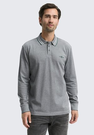 Langærmet grå polo-shirt med en to-knaps placket, mørkegrøn og hvidstribet krave samt et lille logo på brystet.