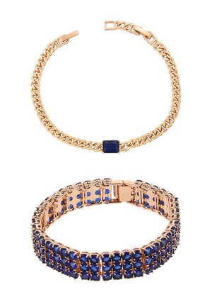 Två armband i guldfärg, ett med en enda rektangulär mörkblå ädelsten, det andra med flera små runda mörkblå stenar.