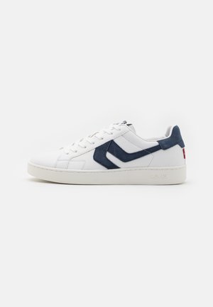 Baskets blanches avec des accents en daim bleu, finition en cuir lisse, bout rond, design à lacets et semelle texturée. Présente le logo de la marque sur le talon.