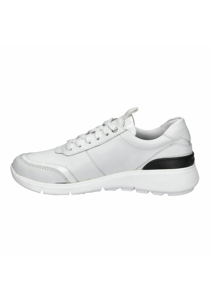 Weiße Leder-Sneaker mit glatter Textur, Schnürdesign und einem kontrastierenden schwarzen Akzent an der Ferse. Gepolsterte Sohle für Komfort.