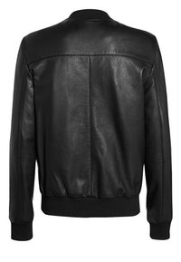 Giubbotto bomber in pelle nera con polsini e orlo a coste, caratterizzato da un design posteriore snellito e dettagli di cucitura minimal.