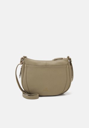 Sac à bandoulière en cuir couleur taupe avec une poche avant, une sangle réglable, et des détails de fermeture éclair et de quincaillerie en ton or.