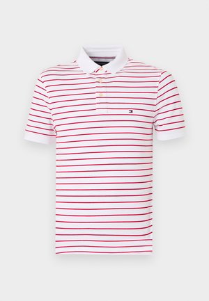 Hvid poloshirt med røde, horisontale striber, tre-knaps lukning, korte ærmer og et lille logo på venstre bryst. Glat tekstur.