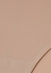 Tessuto nudo con una texture liscia e un fine motivo a righe, caratterizzato da pieghe e un leggero splendore in un morbido colore beige.