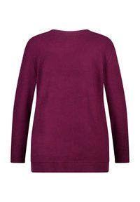 Langsleeve, ronde hals top in een diepe bordeauxkleur. Gemaakt van een zachte stof met een relaxte pasvorm, voorzien van een rechte zoom en een minimaal ontwerp.