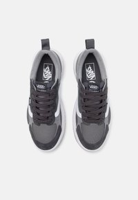 Grå Vans sneakers med mesh- og semsket overdel, hvite detaljer og svarte snører. Har logo på tungen og en polstret såle.