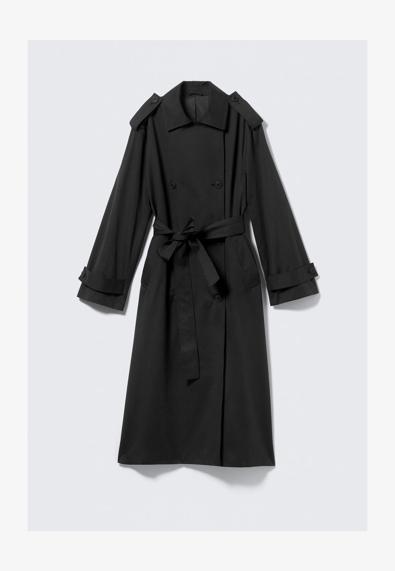 Schwarzer knöchellanger Trenchcoat aus glattem Stoff. Verfügt über eine doppelte Knopfreihe, breite Revers, Schulterklappen und einen Bindegürtel.