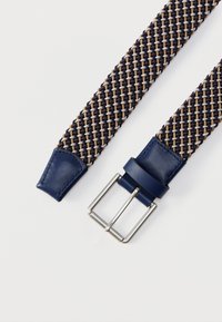 Cinturón de tela tejida con extremos de cuero azul marino y hebilla metálica plateada, con un patrón entrelazado de hilos azul marino, beige y gris claro.