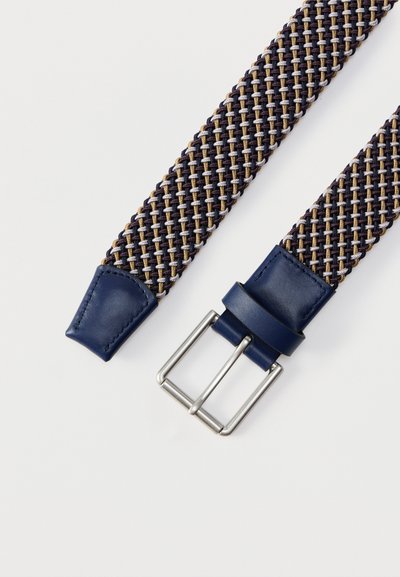 Ζώνη από υφασμάτινο πλεκτό με μπλε-ναυτικό δερμάτινα άκρα και ασημένια μεταλλική αγκράφα, με σχέδιο από πλεγμένες κλωστές σε μπλε ναυτικό, μπεζ και ανοιχτό γκρι χρώμα.