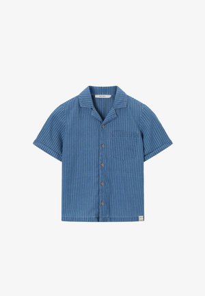Chemise bleue à manches courtes avec des rayures verticales blanches, une poche poitrine unique et un col camp.