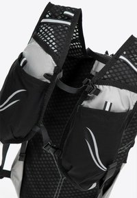 Zaino da corsa nero e grigio con spallacci in rete, due tasche laterali, dettagli riflettenti e fibbie regolabili. Design leggero ed ergonomico.